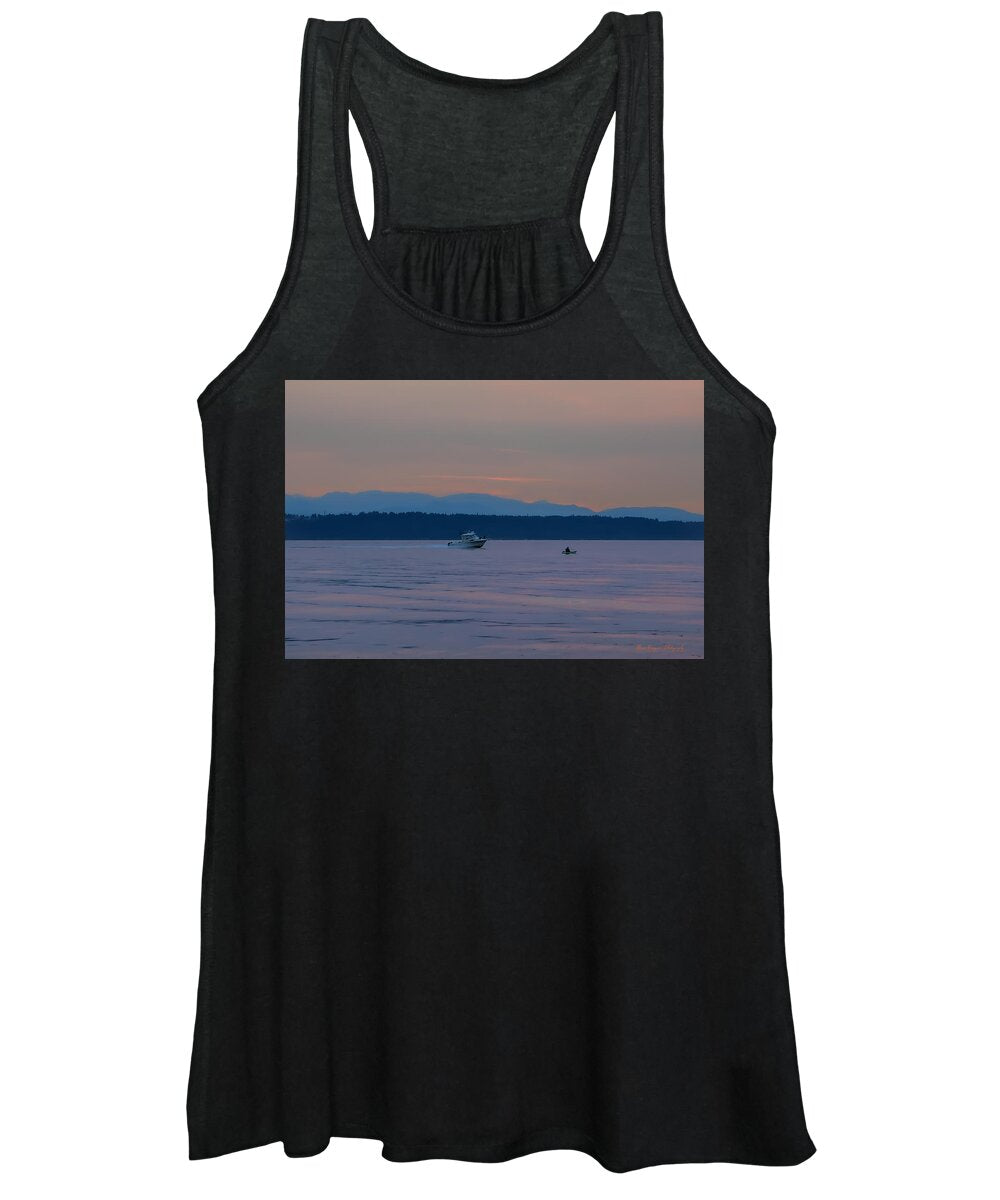 Boating at sunset - Women's Tank Top