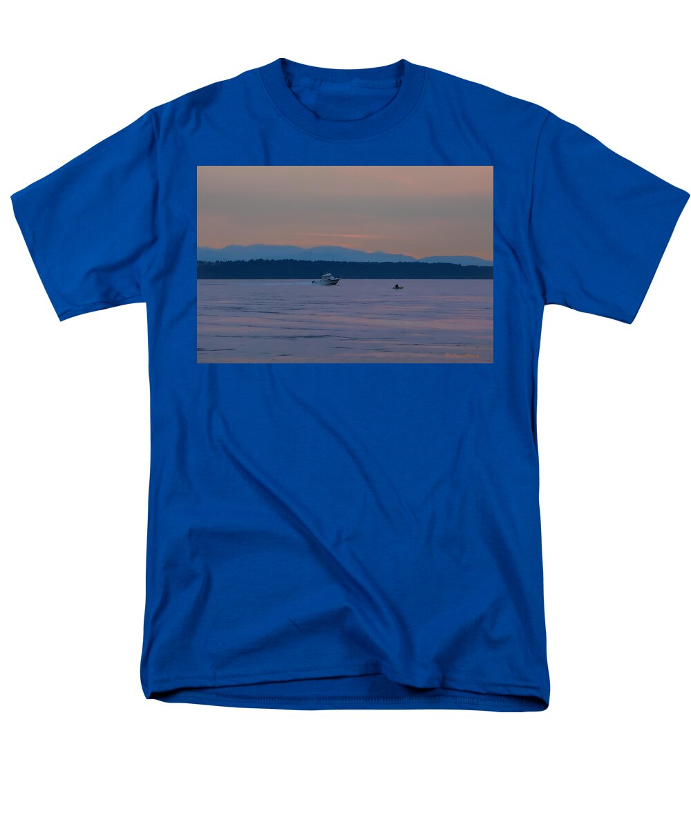 Boating at sunset - Men's T-Shirt  (Regular Fit)