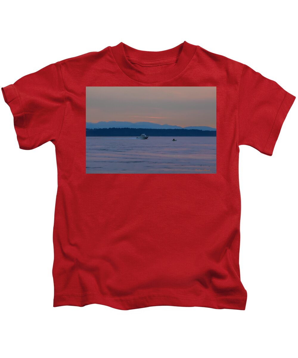 Boating at sunset - Kids T-Shirt