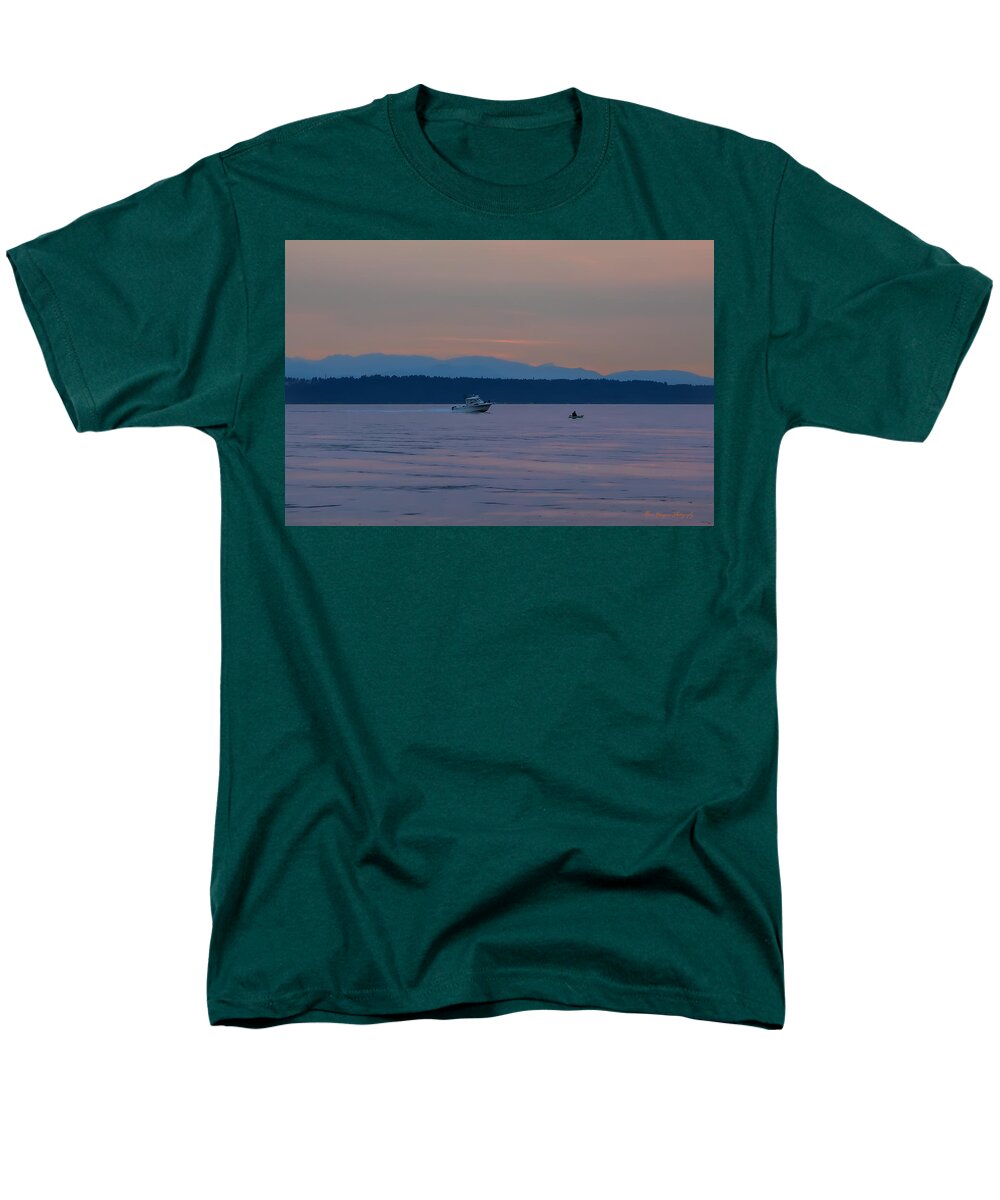 Boating at sunset - Men's T-Shirt  (Regular Fit)