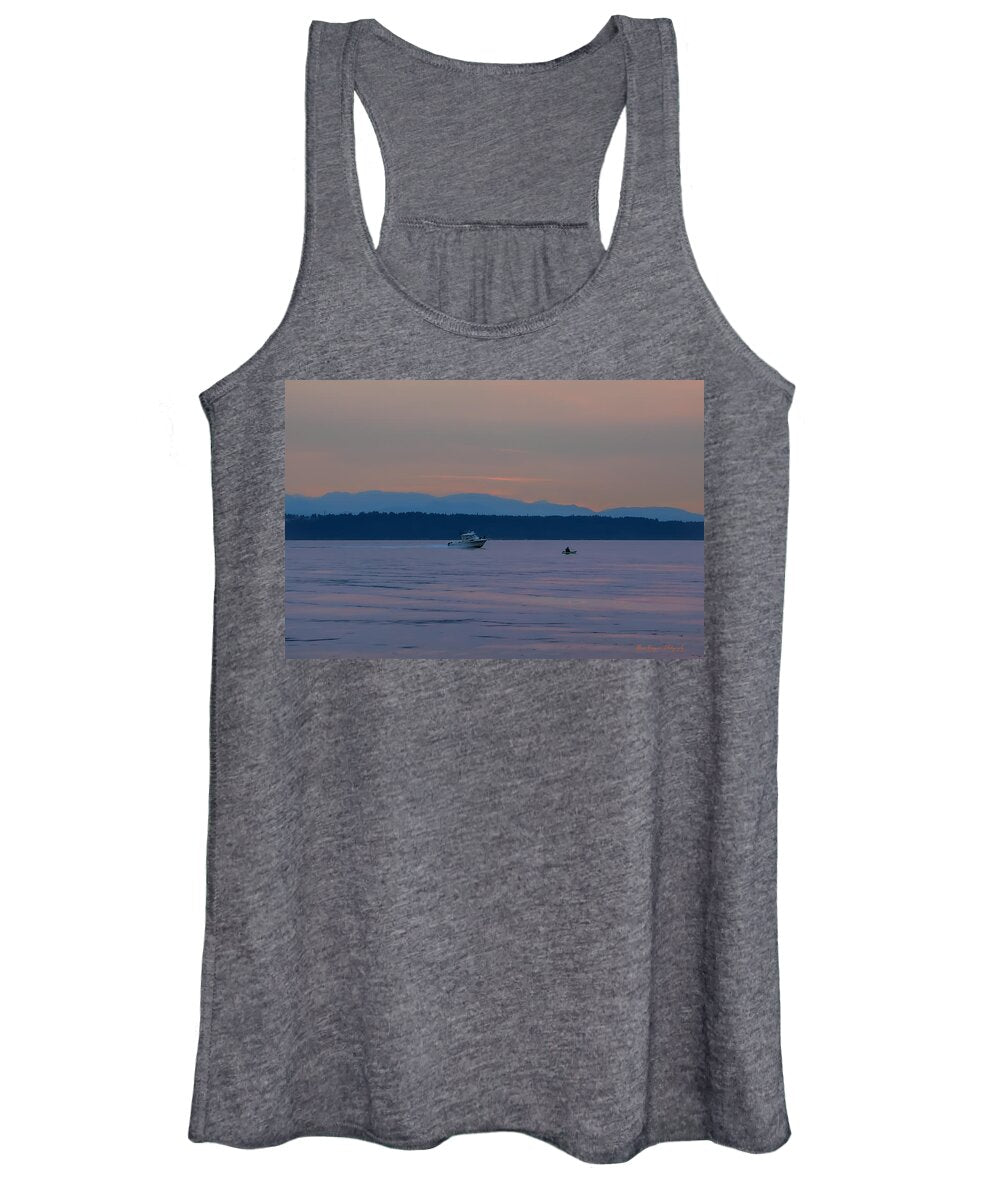 Boating at sunset - Women's Tank Top