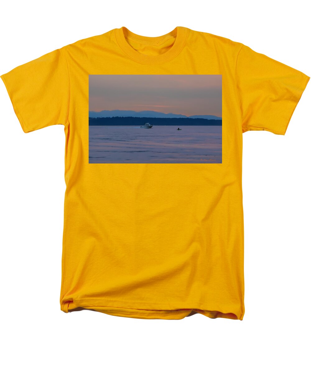 Boating at sunset - Men's T-Shirt  (Regular Fit)