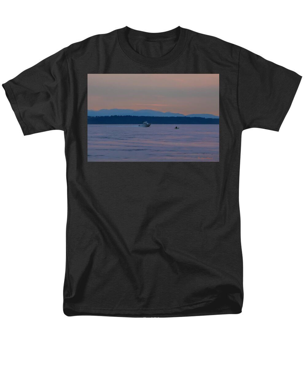 Boating at sunset - Men's T-Shirt  (Regular Fit)