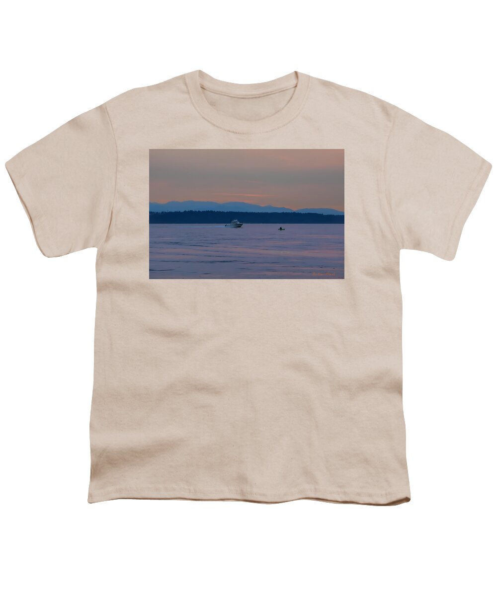 Boating at sunset - Youth T-Shirt