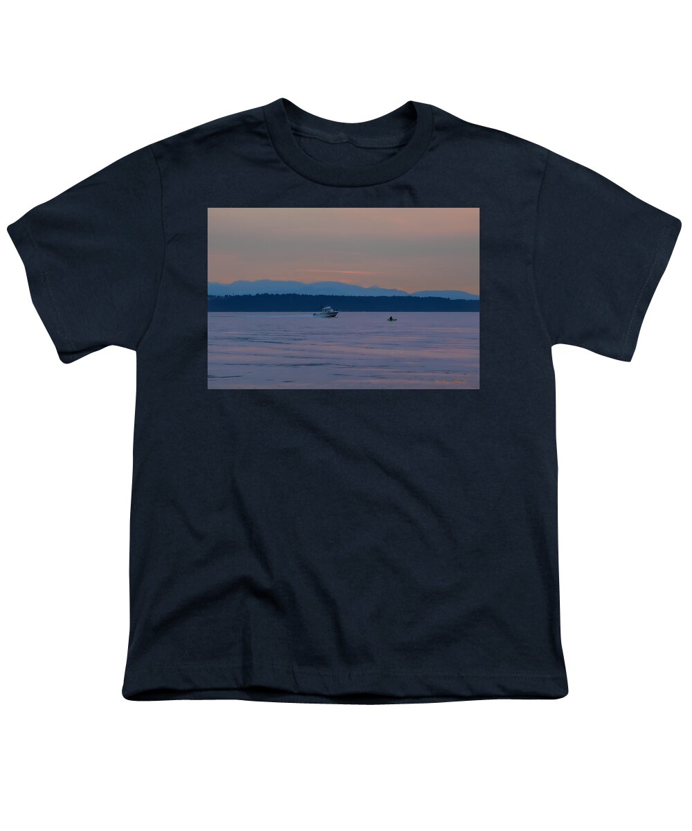 Boating at sunset - Youth T-Shirt