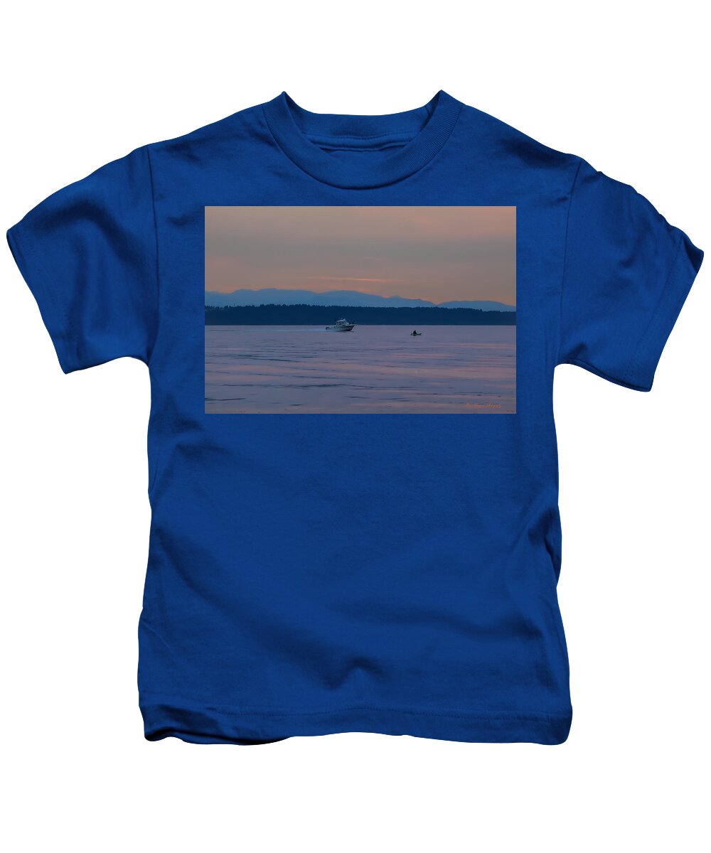 Boating at sunset - Kids T-Shirt