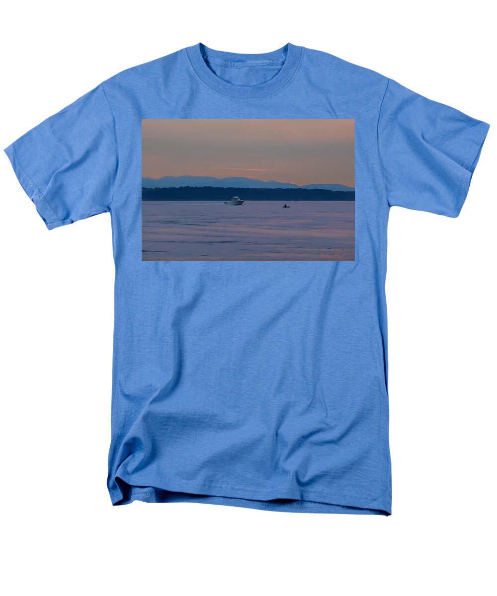 Boating at sunset - Men's T-Shirt  (Regular Fit)