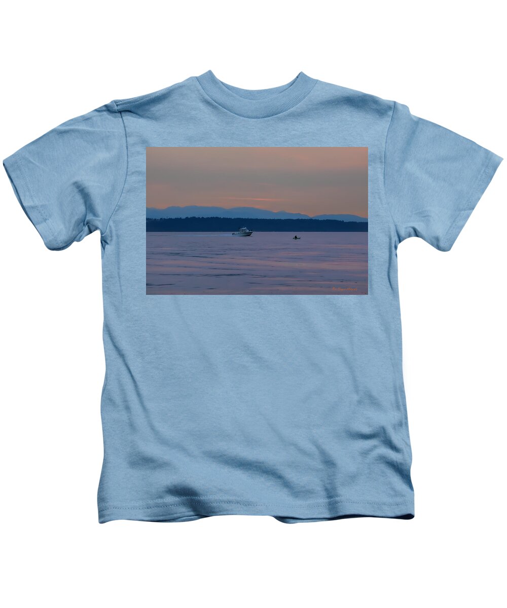 Boating at sunset - Kids T-Shirt