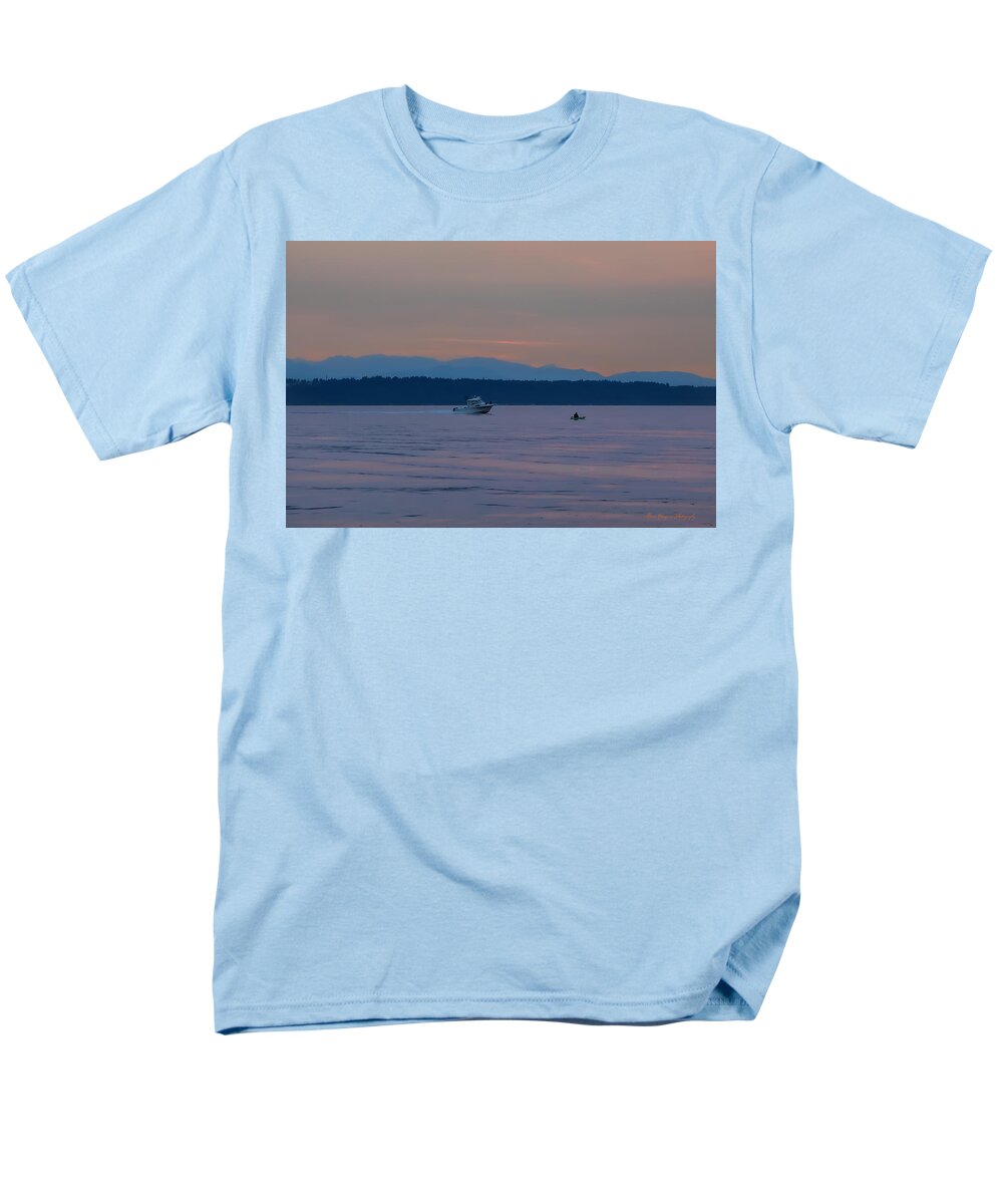 Boating at sunset - Men's T-Shirt  (Regular Fit)