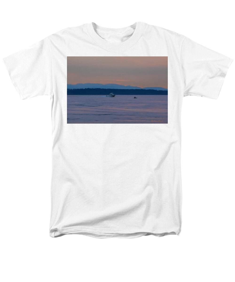 Boating at sunset - Men's T-Shirt  (Regular Fit)