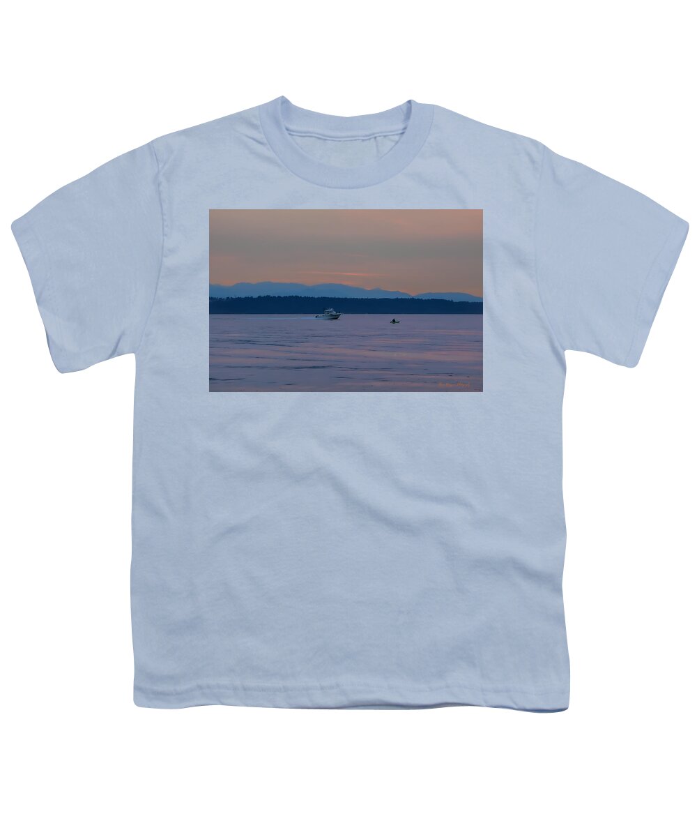 Boating at sunset - Youth T-Shirt
