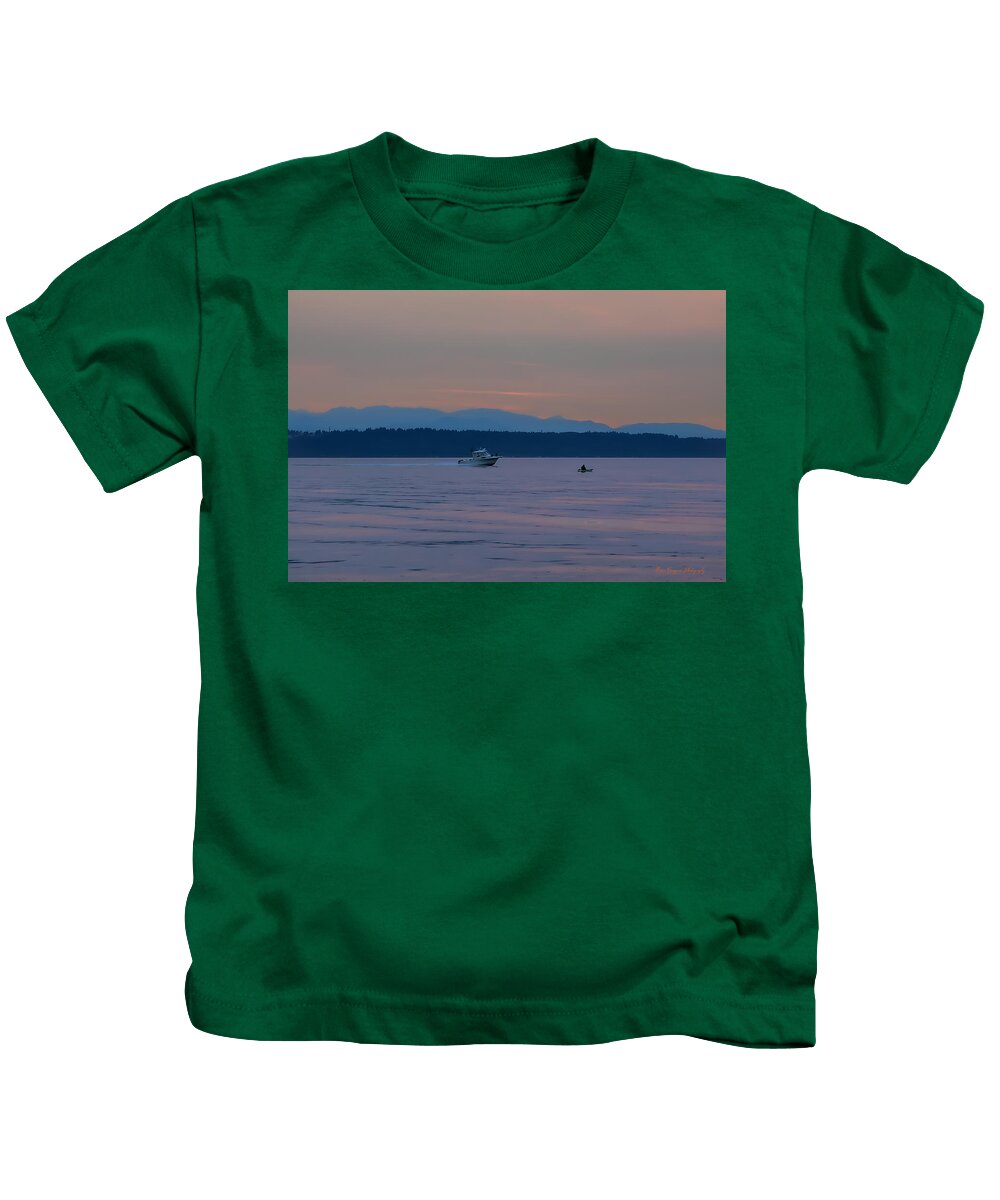 Boating at sunset - Kids T-Shirt