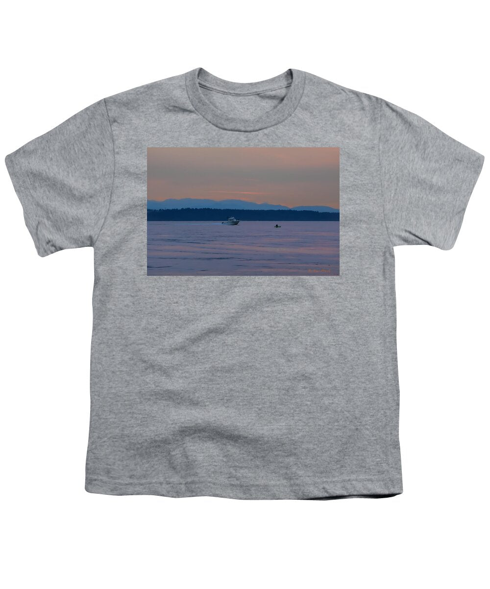 Boating at sunset - Youth T-Shirt