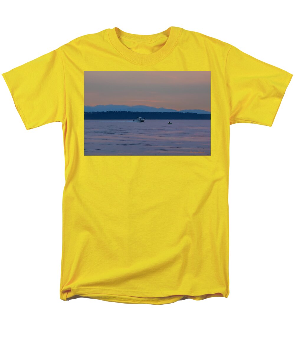 Boating at sunset - Men's T-Shirt  (Regular Fit)