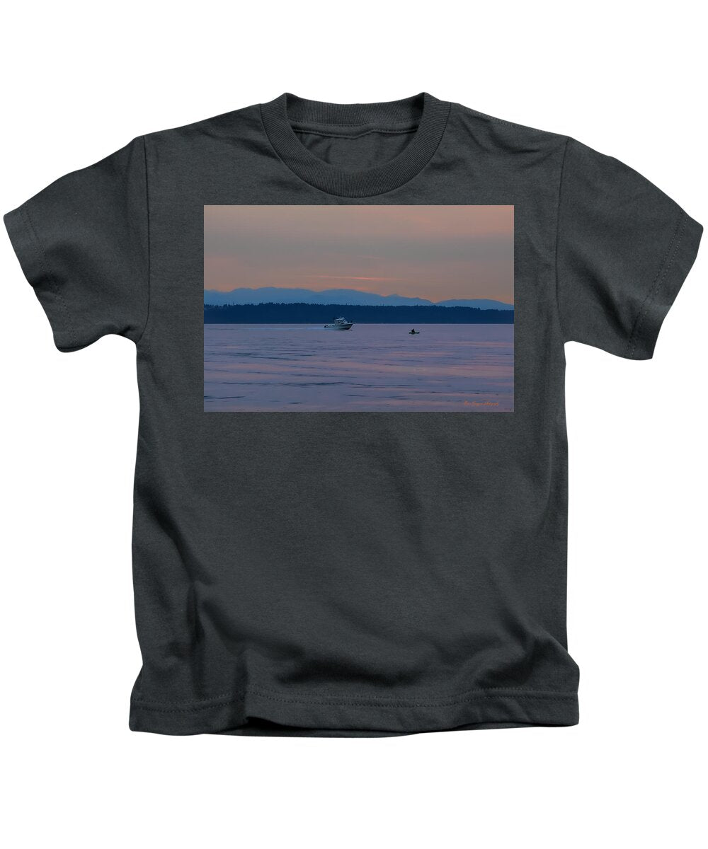 Boating at sunset - Kids T-Shirt
