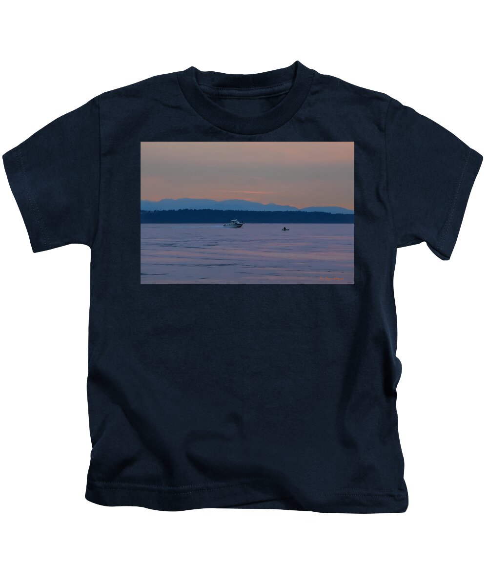 Boating at sunset - Kids T-Shirt