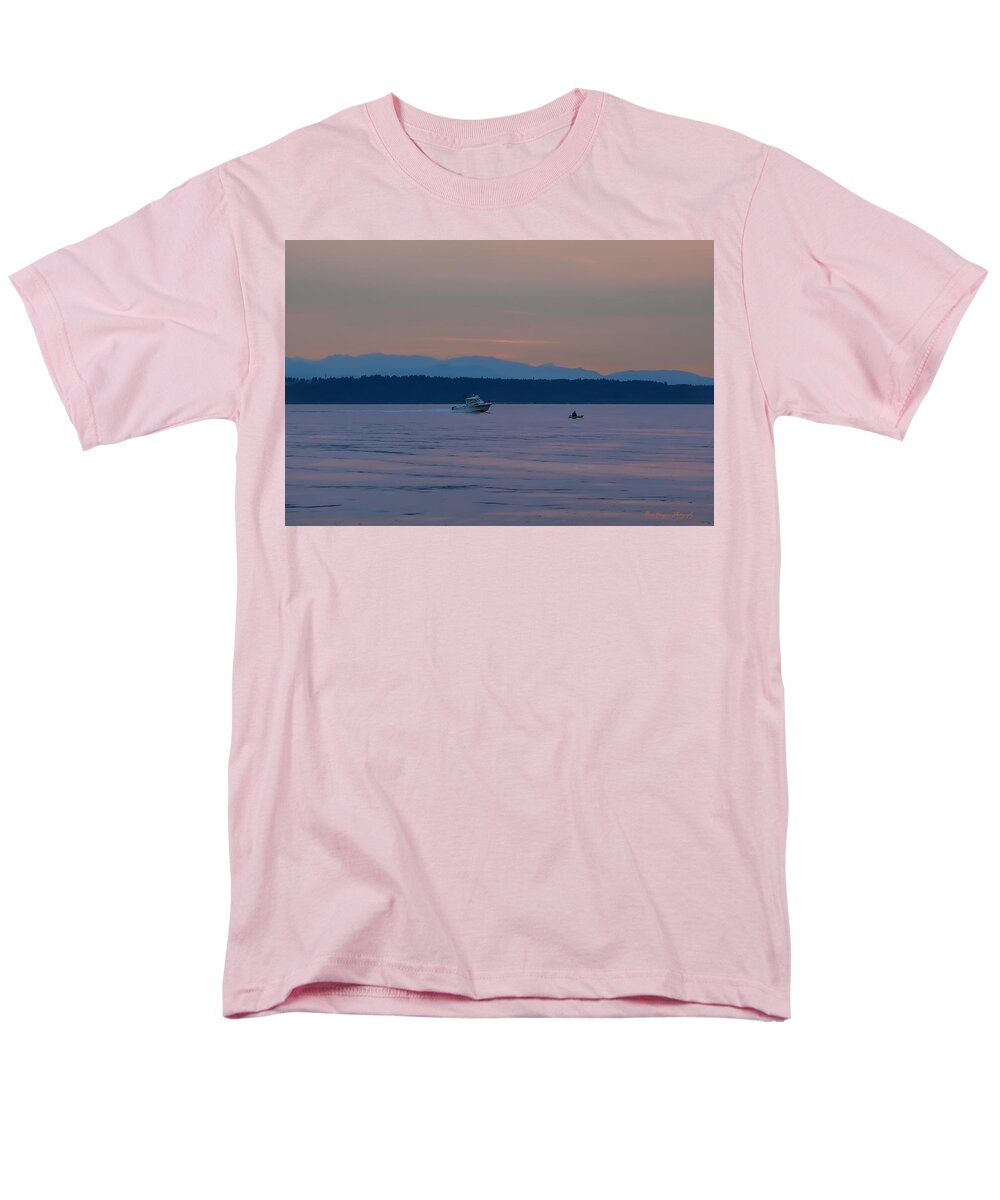 Boating at sunset - Men's T-Shirt  (Regular Fit)