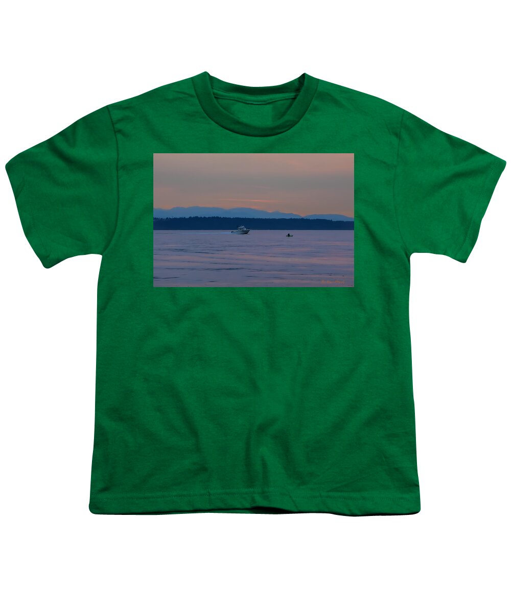 Boating at sunset - Youth T-Shirt