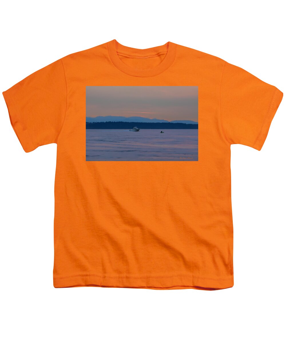 Boating at sunset - Youth T-Shirt