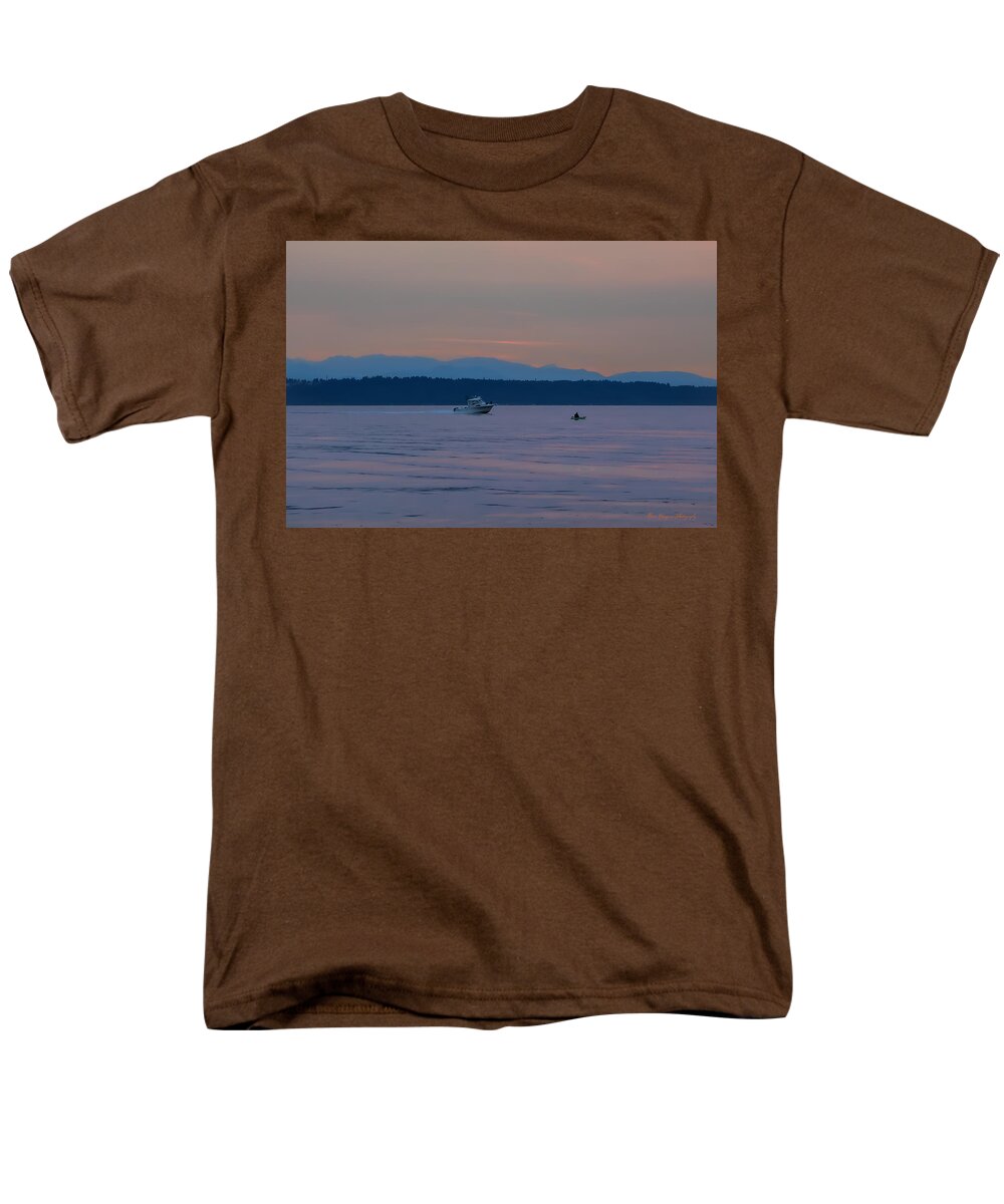 Boating at sunset - Men's T-Shirt  (Regular Fit)