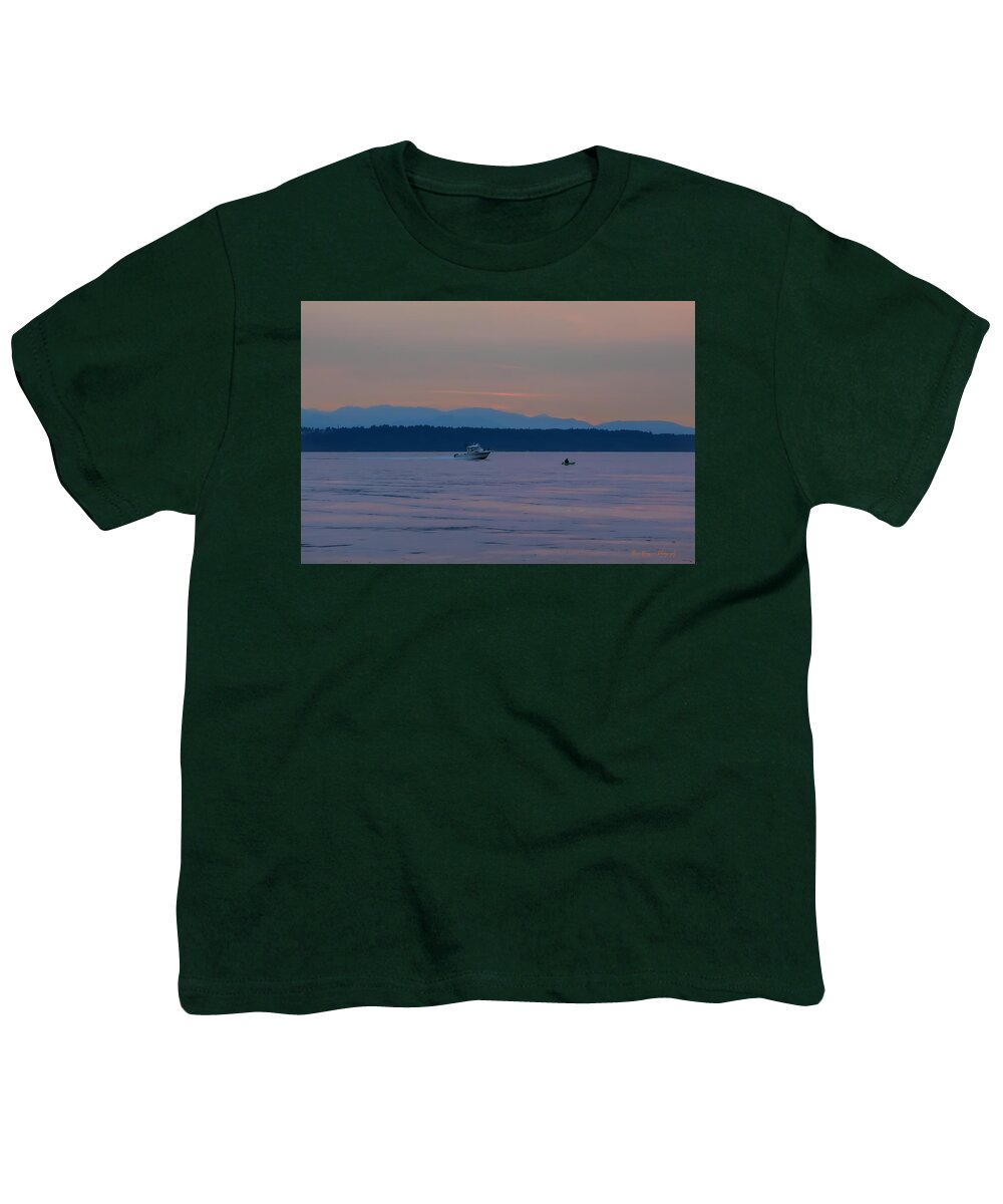 Boating at sunset - Youth T-Shirt