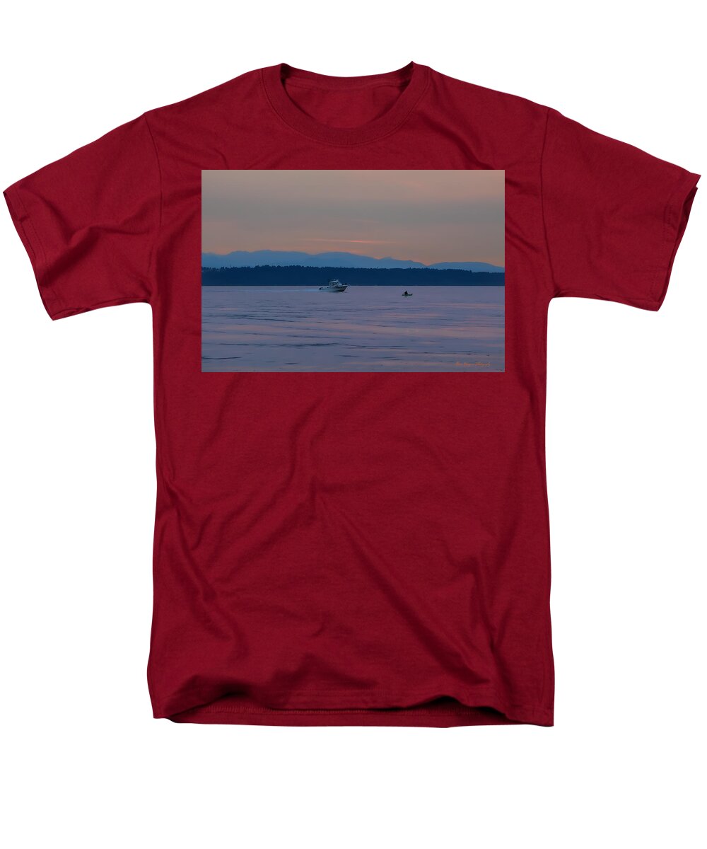 Boating at sunset - Men's T-Shirt  (Regular Fit)