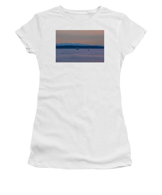 Boating at sunset - Women's T-Shirt