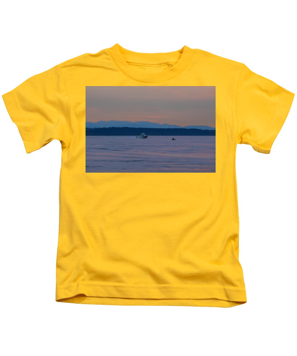 Boating at sunset - Kids T-Shirt