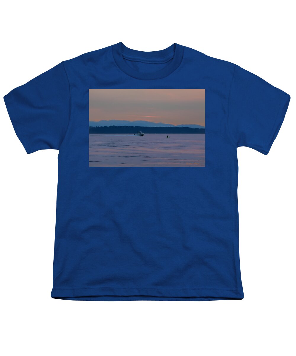 Boating at sunset - Youth T-Shirt