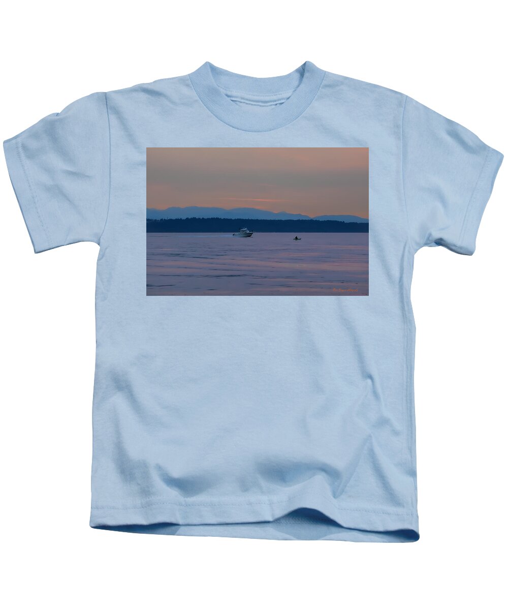 Boating at sunset - Kids T-Shirt