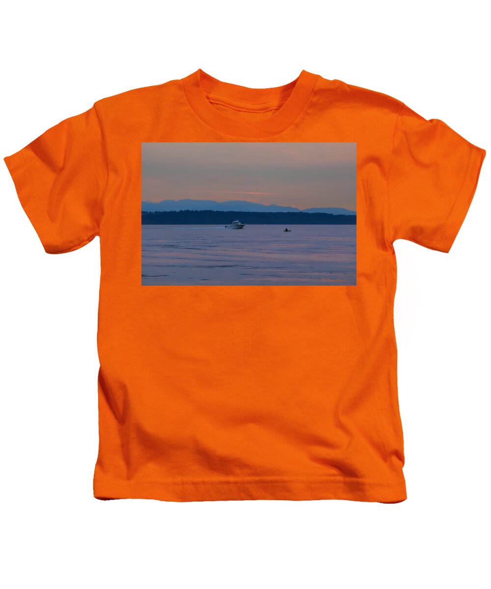 Boating at sunset - Kids T-Shirt