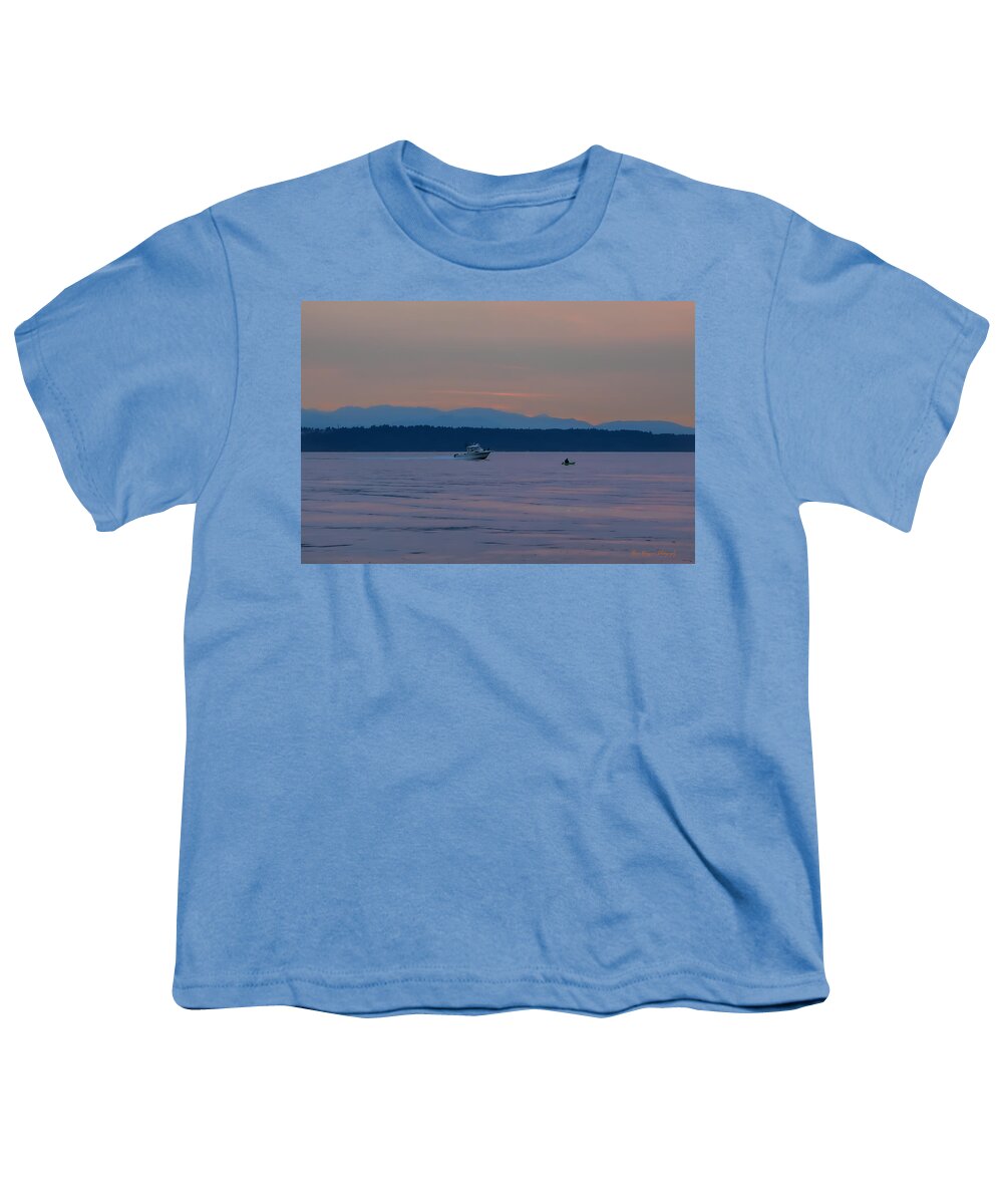 Boating at sunset - Youth T-Shirt