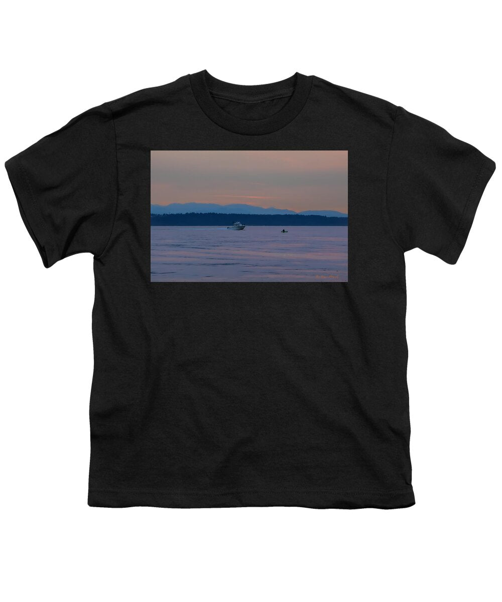 Boating at sunset - Youth T-Shirt