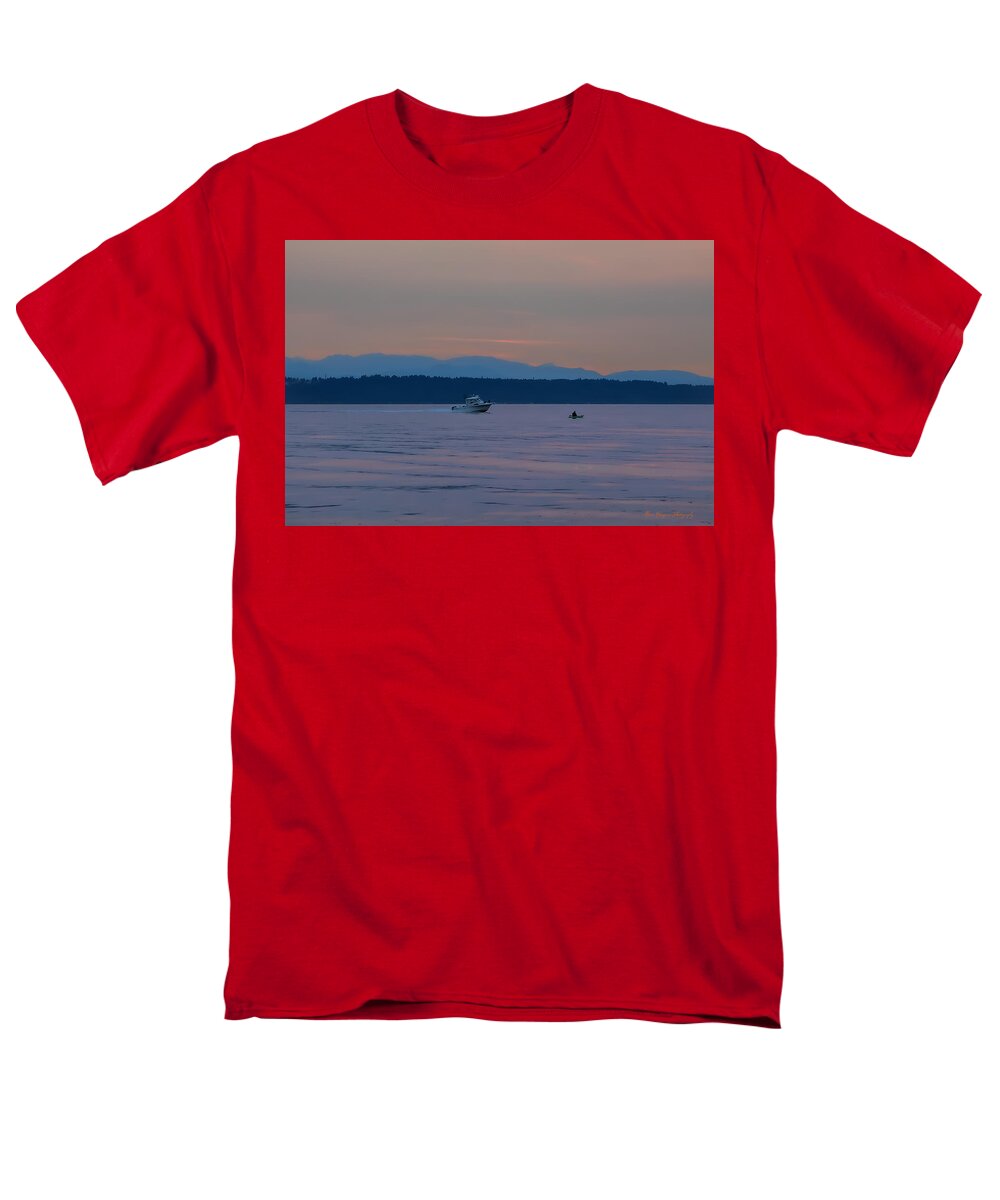 Boating at sunset - Men's T-Shirt  (Regular Fit)
