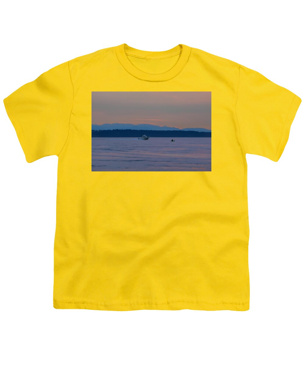 Boating at sunset - Youth T-Shirt