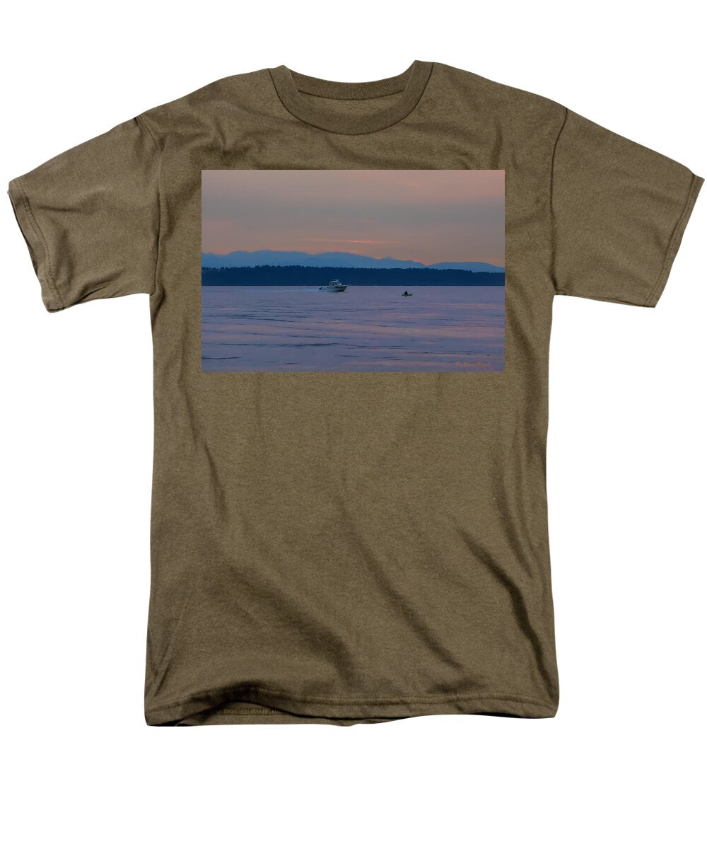 Boating at sunset - Men's T-Shirt  (Regular Fit)