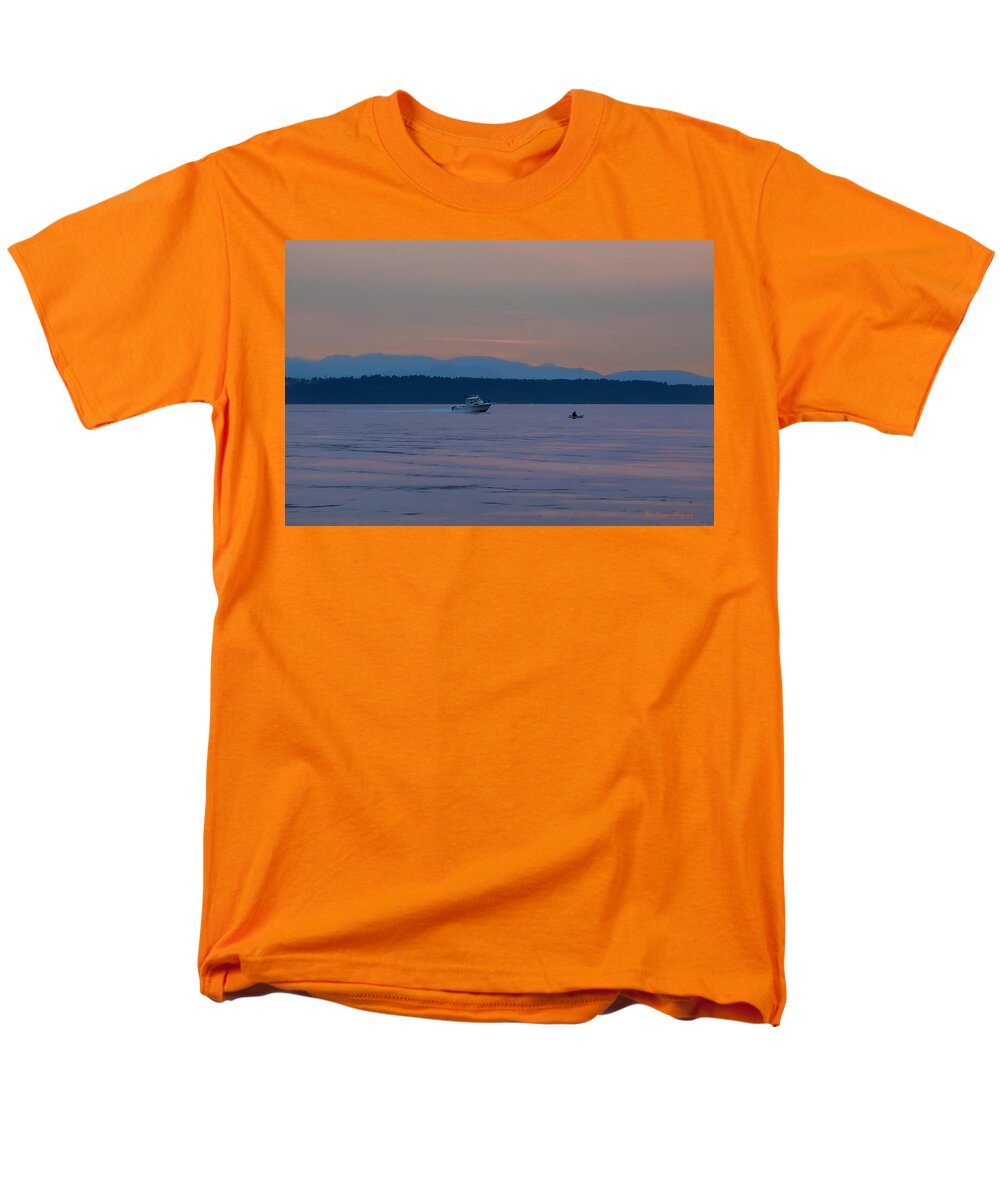 Boating at sunset - Men's T-Shirt  (Regular Fit)