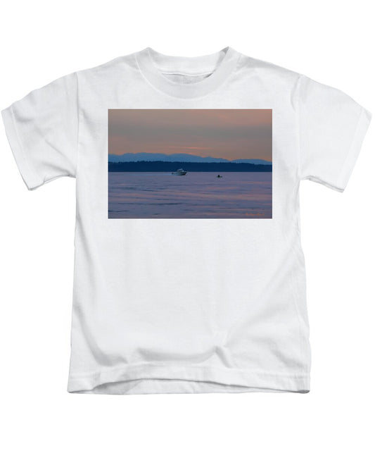 Boating at sunset - Kids T-Shirt