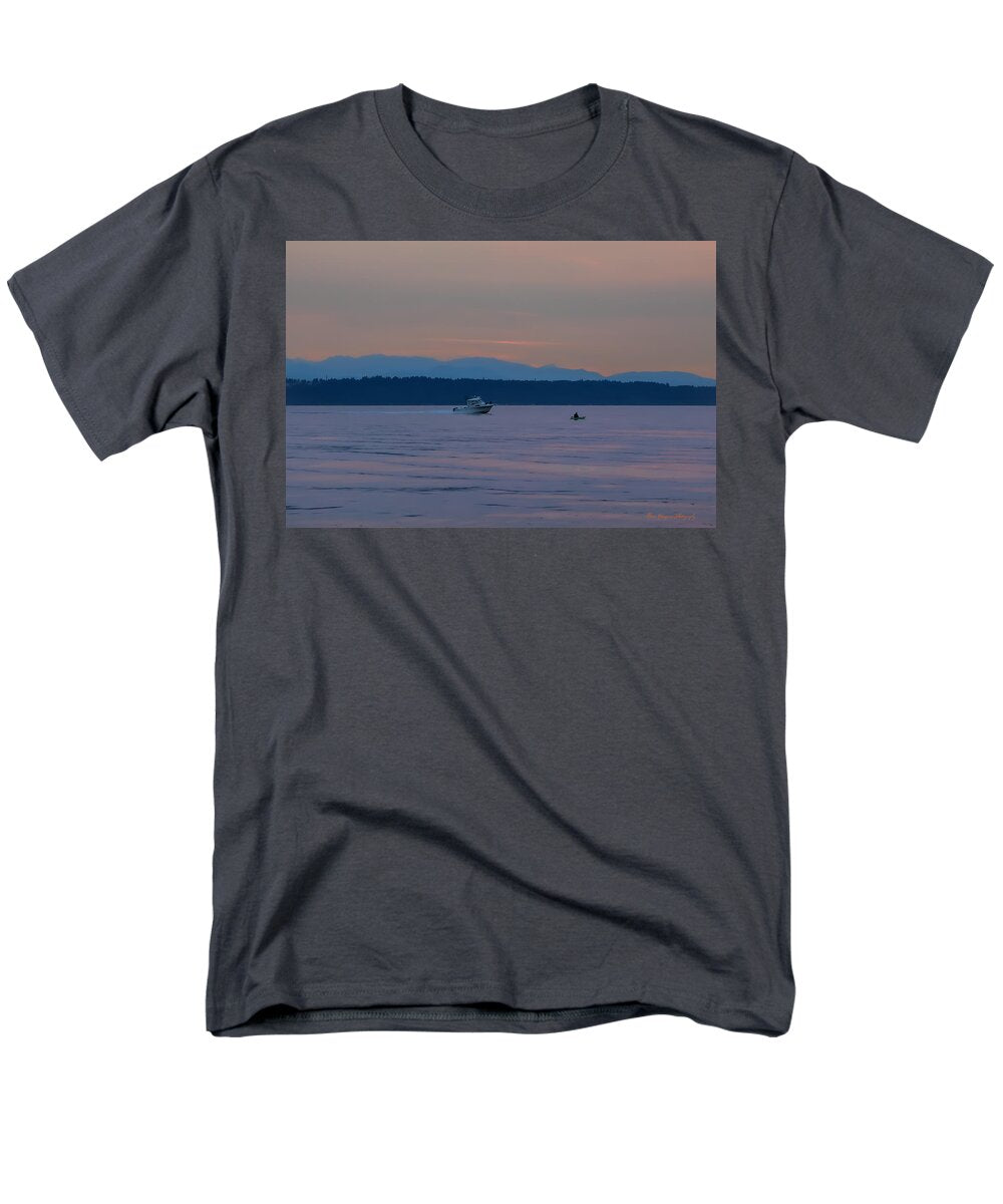 Boating at sunset - Men's T-Shirt  (Regular Fit)