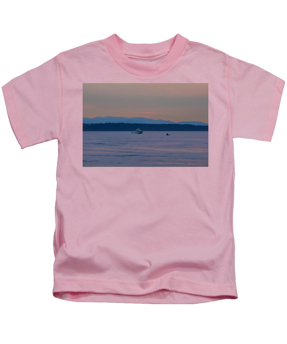 Boating at sunset - Kids T-Shirt