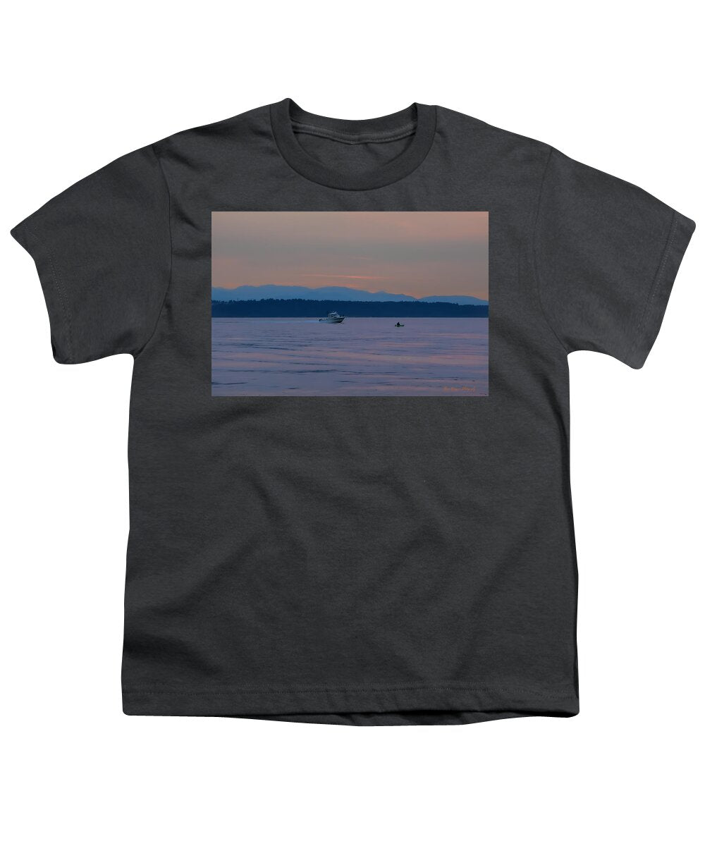 Boating at sunset - Youth T-Shirt
