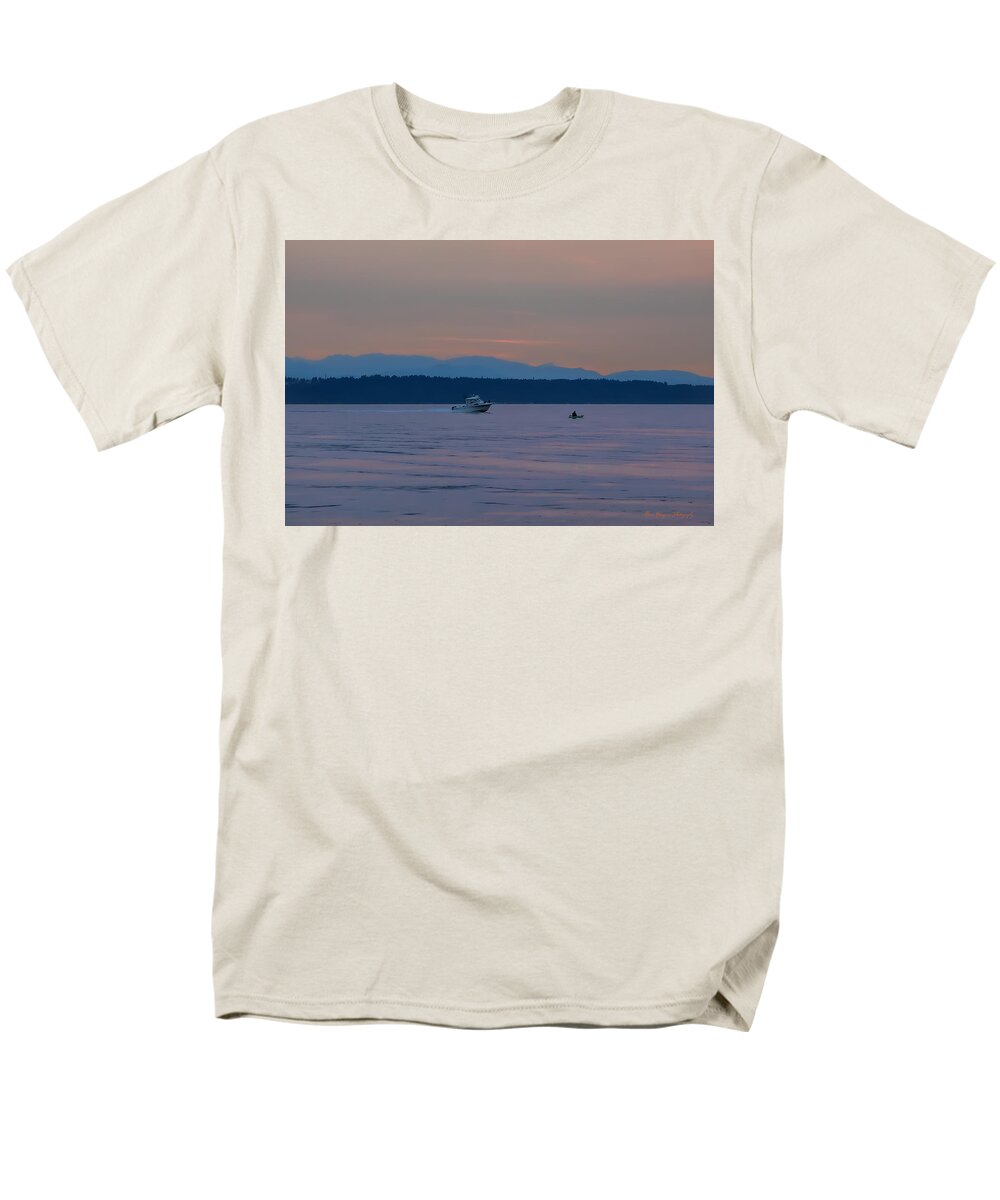 Boating at sunset - Men's T-Shirt  (Regular Fit)