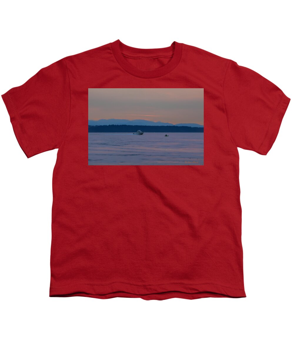 Boating at sunset - Youth T-Shirt