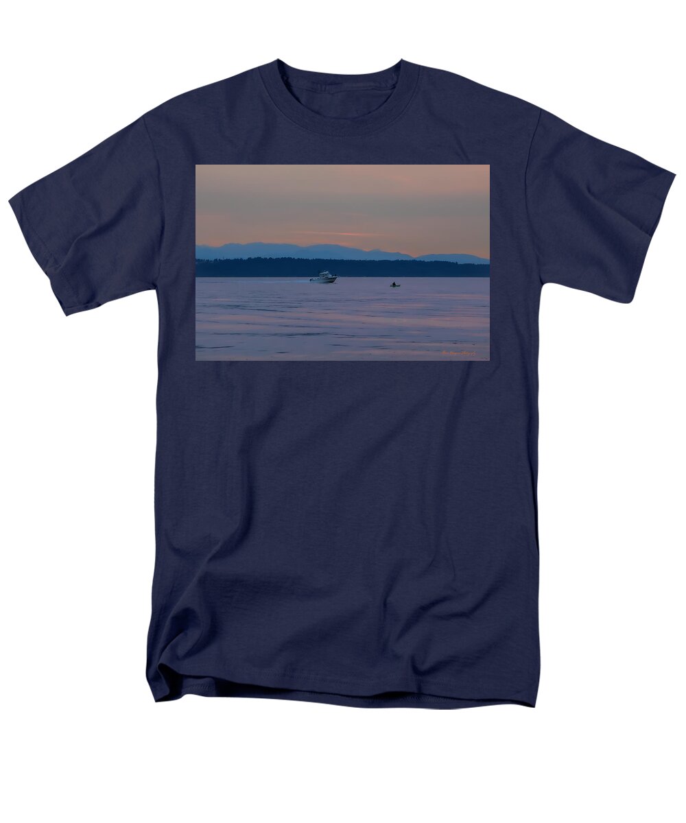 Boating at sunset - Men's T-Shirt  (Regular Fit)