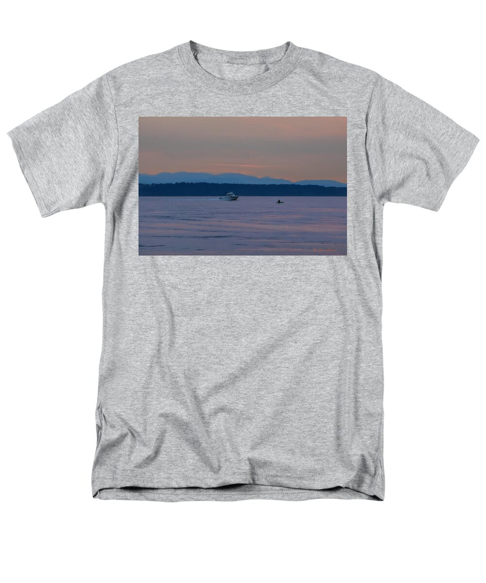 Boating at sunset - Men's T-Shirt  (Regular Fit)