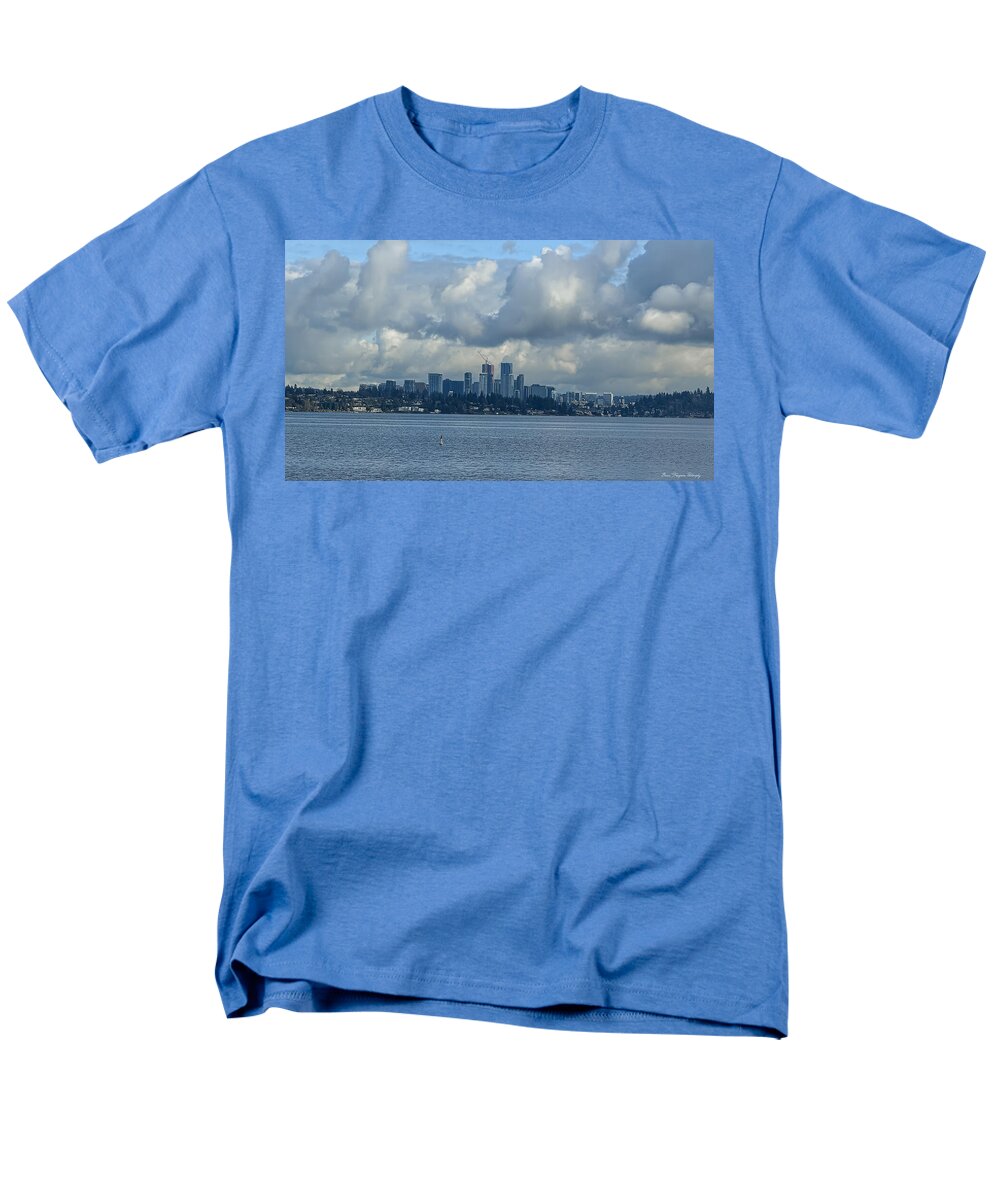 Clouds above the city  - Men's T-Shirt  (Regular Fit)