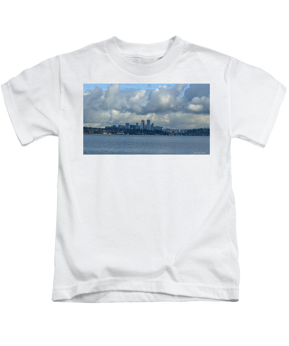 Clouds above the city  - Kids T-Shirt