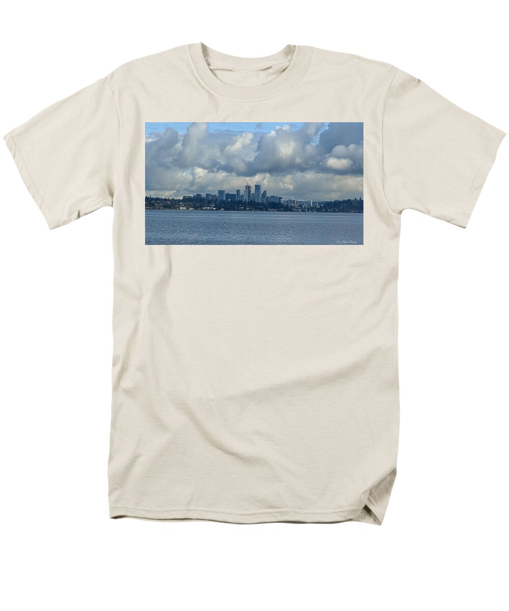 Clouds above the city  - Men's T-Shirt  (Regular Fit)