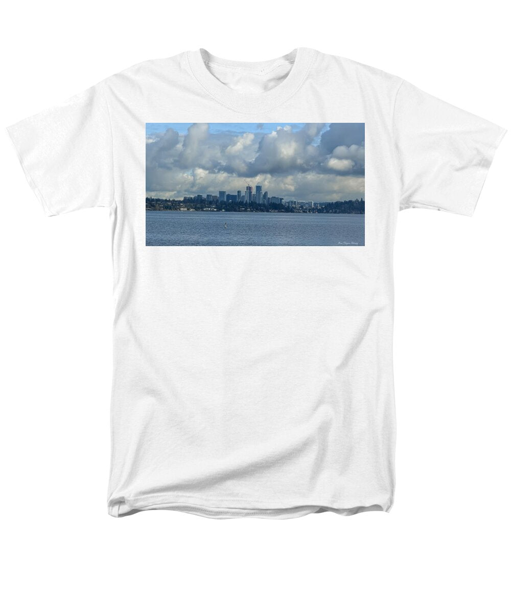 Clouds above the city  - Men's T-Shirt  (Regular Fit)