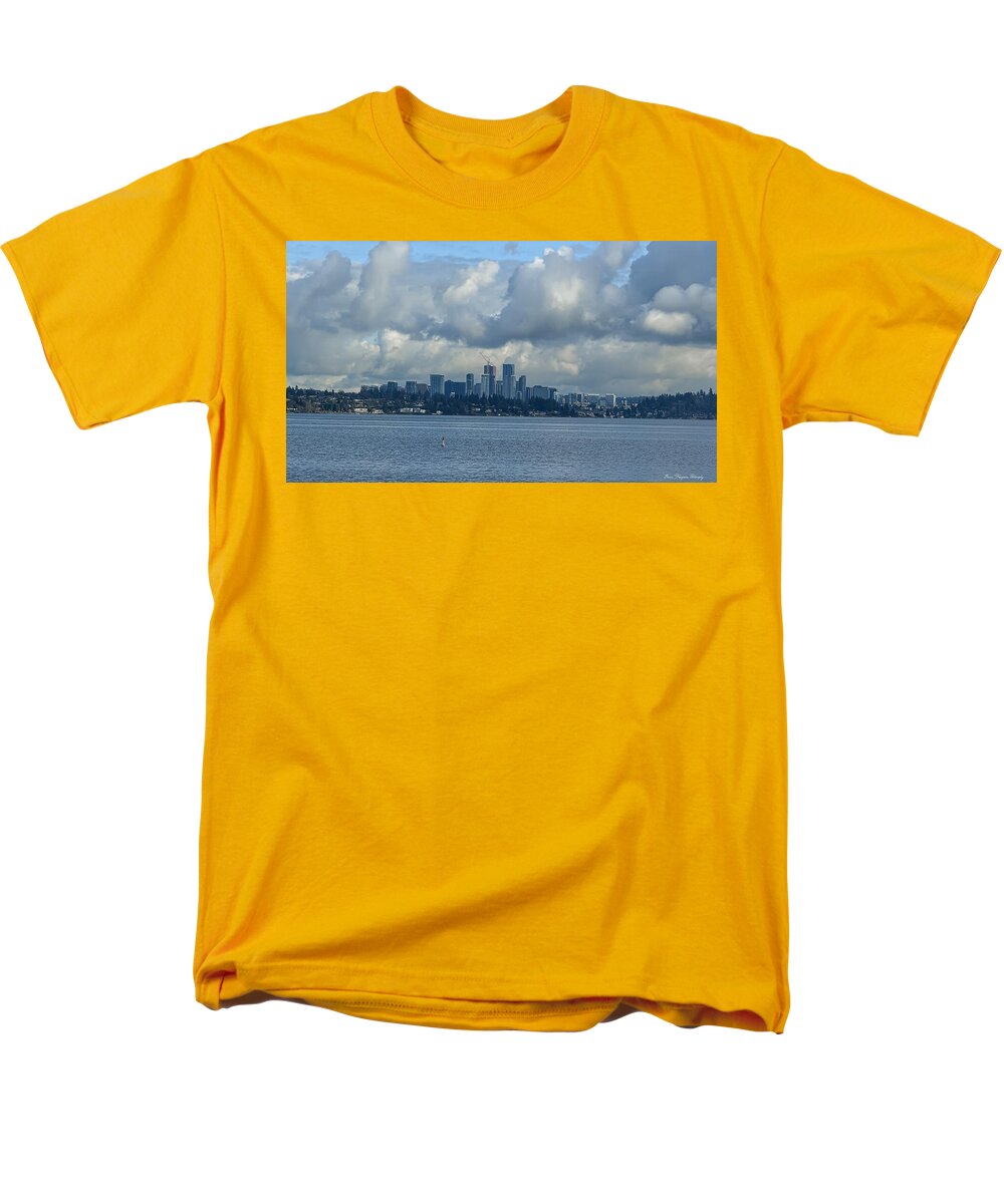Clouds above the city  - Men's T-Shirt  (Regular Fit)